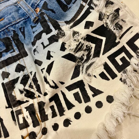 SIGNATURE 8 AZTEC DISTRESSED SHORTS SIZE LARGE - Picture 8 of 13